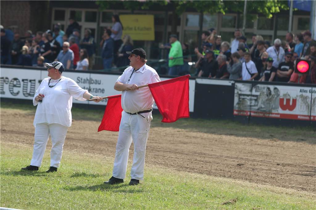 Grasbahnrennen in Lüdinghausen zieht wieder Tausende Zuschauer an: Rettungshubschrauber An Christi Himmelfahrt fand in Lüdinghausen wieder das Grasbahnrennen statt.