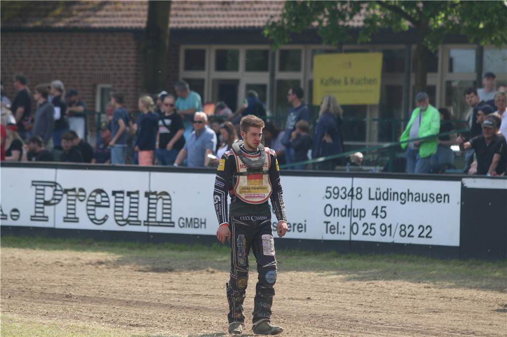 Grasbahnrennen in Lüdinghausen zieht wieder Tausende Zuschauer an: Rettungshubschrauber An Christi Himmelfahrt fand in Lüdinghausen wieder das Grasbahnrennen statt.