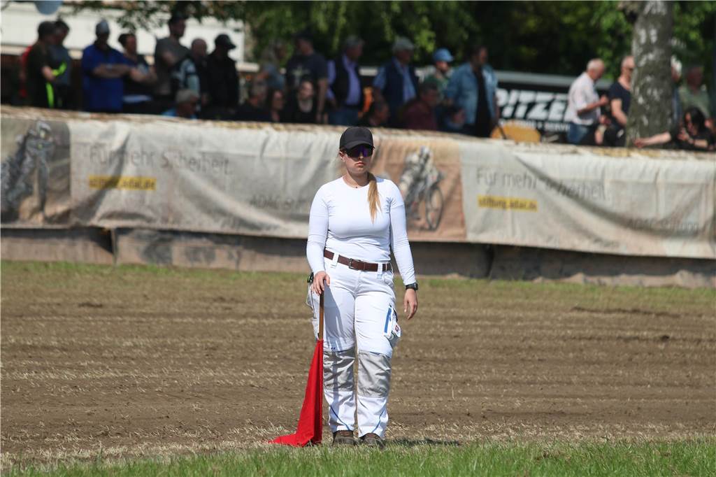Grasbahnrennen in Lüdinghausen zieht wieder Tausende Zuschauer an: Rettungshubschrauber An Christi Himmelfahrt fand in Lüdinghausen wieder das Grasbahnrennen statt.