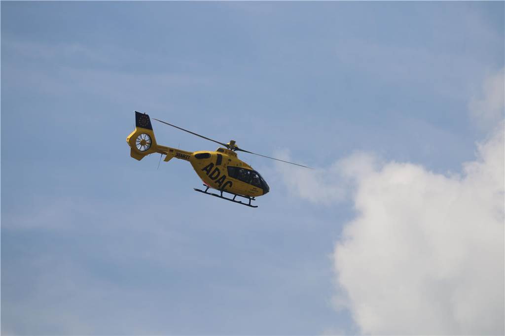 Grasbahnrennen in Lüdinghausen zieht wieder Tausende Zuschauer an: Rettungshubschrauber An Christi Himmelfahrt fand in Lüdinghausen wieder das Grasbahnrennen statt.