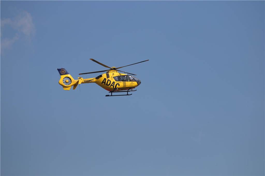 Grasbahnrennen in Lüdinghausen zieht wieder Tausende Zuschauer an: Rettungshubschrauber An Christi Himmelfahrt fand in Lüdinghausen wieder das Grasbahnrennen statt.