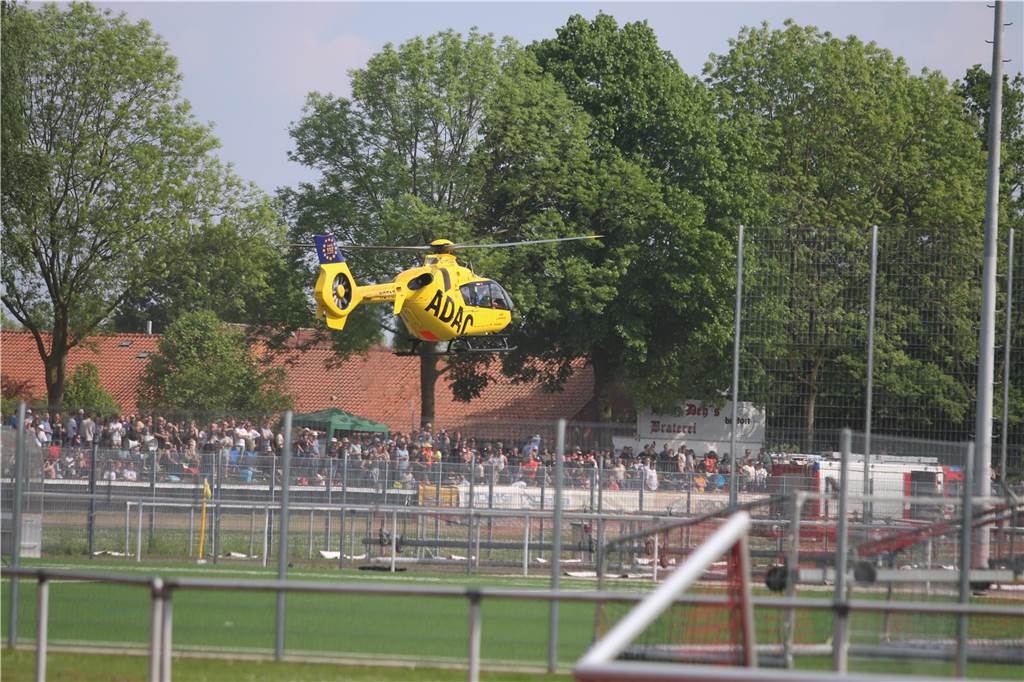 Grasbahnrennen in Lüdinghausen zieht wieder Tausende Zuschauer an: Rettungshubschrauber An Christi Himmelfahrt fand in Lüdinghausen wieder das Grasbahnrennen statt.
