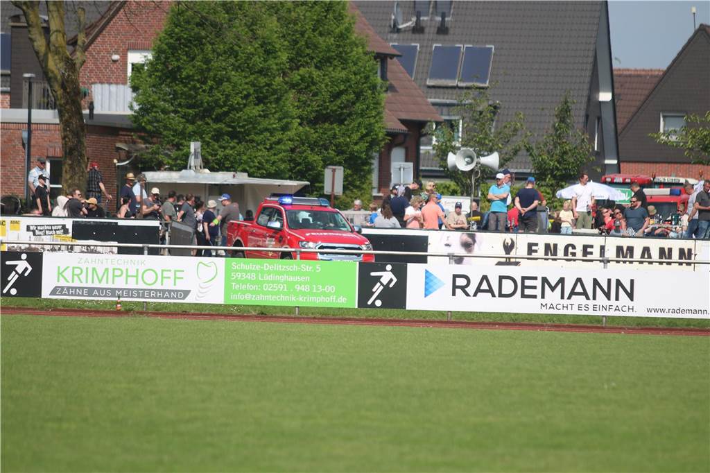 Grasbahnrennen in Lüdinghausen zieht wieder Tausende Zuschauer an: Rettungshubschrauber An Christi Himmelfahrt fand in Lüdinghausen wieder das Grasbahnrennen statt.