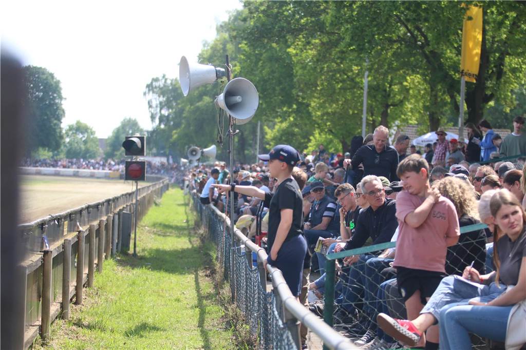 Grasbahnrennen in Lüdinghausen zieht wieder Tausende Zuschauer an: Rettungshubschrauber An Christi Himmelfahrt fand in Lüdinghausen wieder das Grasbahnrennen statt.