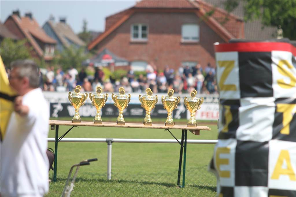 Grasbahnrennen in Lüdinghausen zieht wieder Tausende Zuschauer an: Rettungshubschrauber An Christi Himmelfahrt fand in Lüdinghausen wieder das Grasbahnrennen statt.