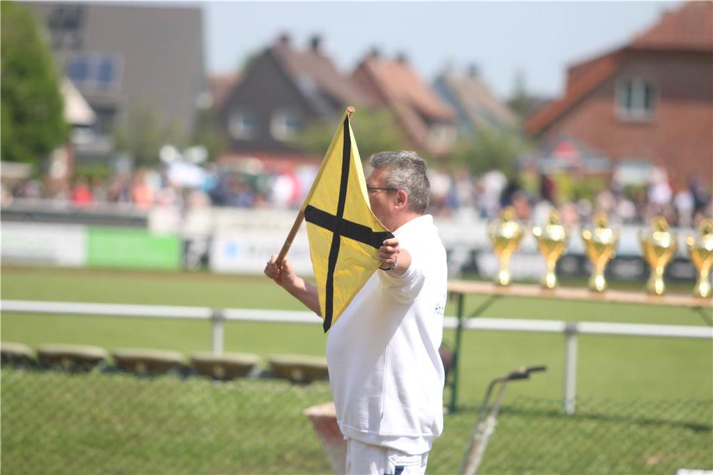 Grasbahnrennen in Lüdinghausen zieht wieder Tausende Zuschauer an: Rettungshubschrauber An Christi Himmelfahrt fand in Lüdinghausen wieder das Grasbahnrennen statt.