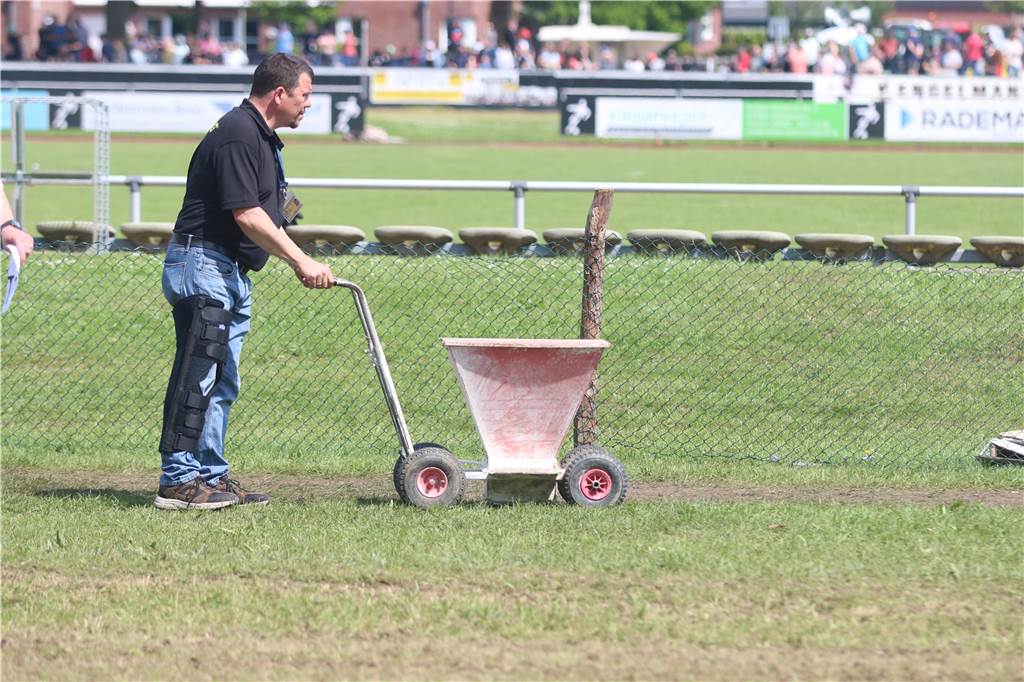 Grasbahnrennen in Lüdinghausen zieht wieder Tausende Zuschauer an: Rettungshubschrauber An Christi Himmelfahrt fand in Lüdinghausen wieder das Grasbahnrennen statt.
