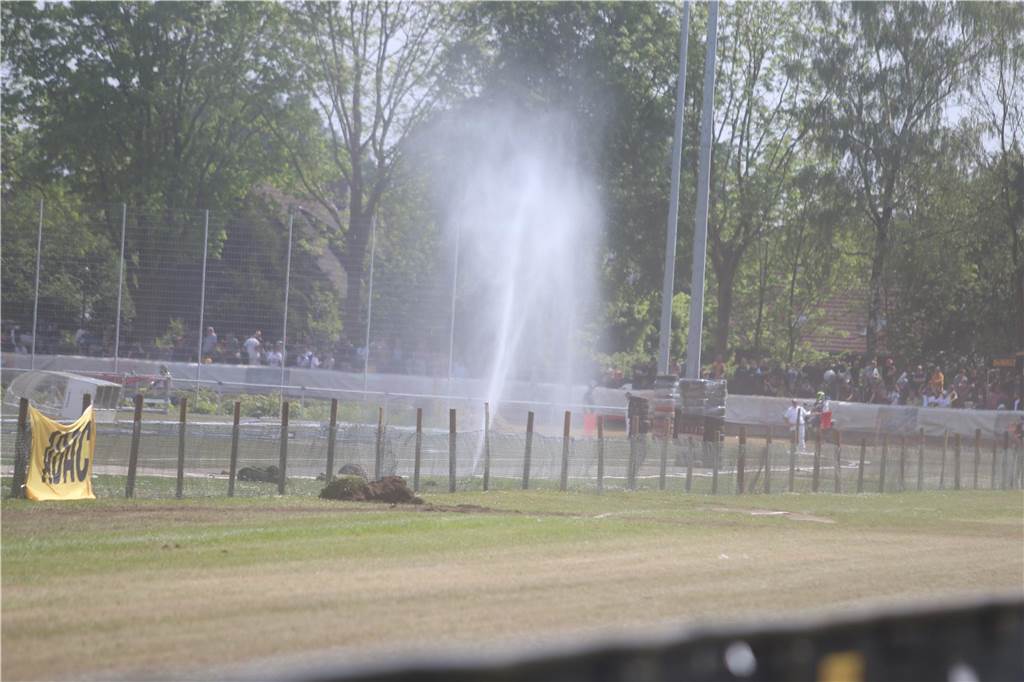 Grasbahnrennen in Lüdinghausen zieht wieder Tausende Zuschauer an: Rettungshubschrauber An Christi Himmelfahrt fand in Lüdinghausen wieder das Grasbahnrennen statt.