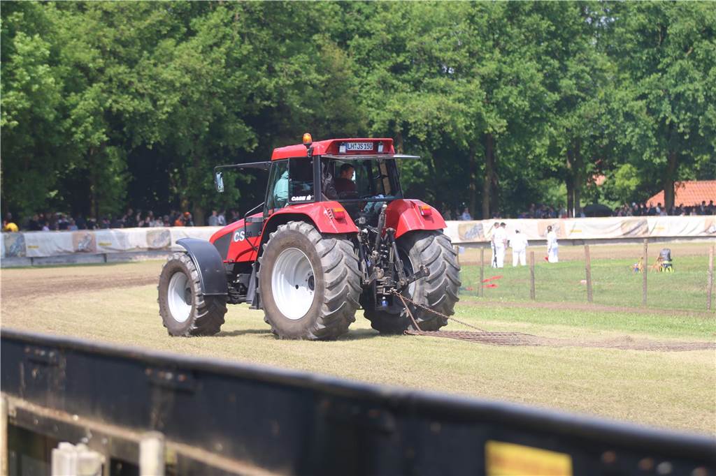 Grasbahnrennen in Lüdinghausen zieht wieder Tausende Zuschauer an: Rettungshubschrauber An Christi Himmelfahrt fand in Lüdinghausen wieder das Grasbahnrennen statt.