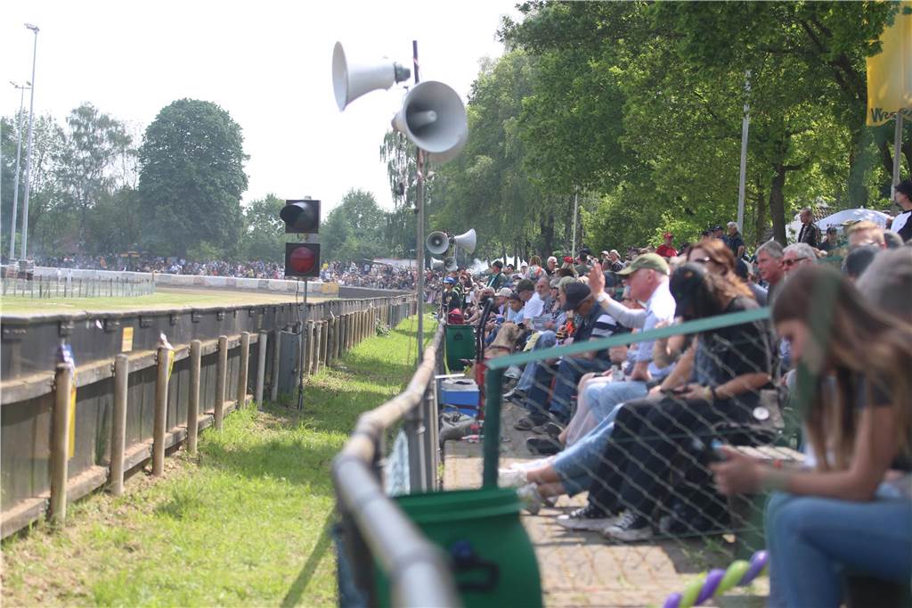 Grasbahnrennen in Lüdinghausen zieht wieder Tausende Zuschauer an: Rettungshubschrauber An Christi Himmelfahrt fand in Lüdinghausen wieder das Grasbahnrennen statt.