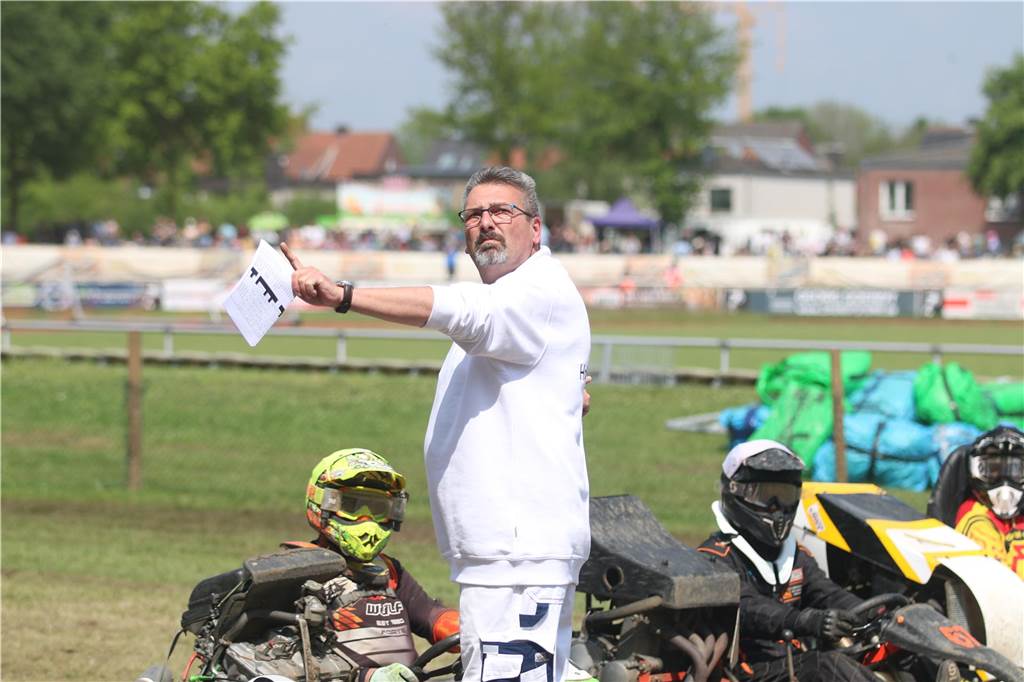 Grasbahnrennen in Lüdinghausen zieht wieder Tausende Zuschauer an: Rettungshubschrauber An Christi Himmelfahrt fand in Lüdinghausen wieder das Grasbahnrennen statt.
