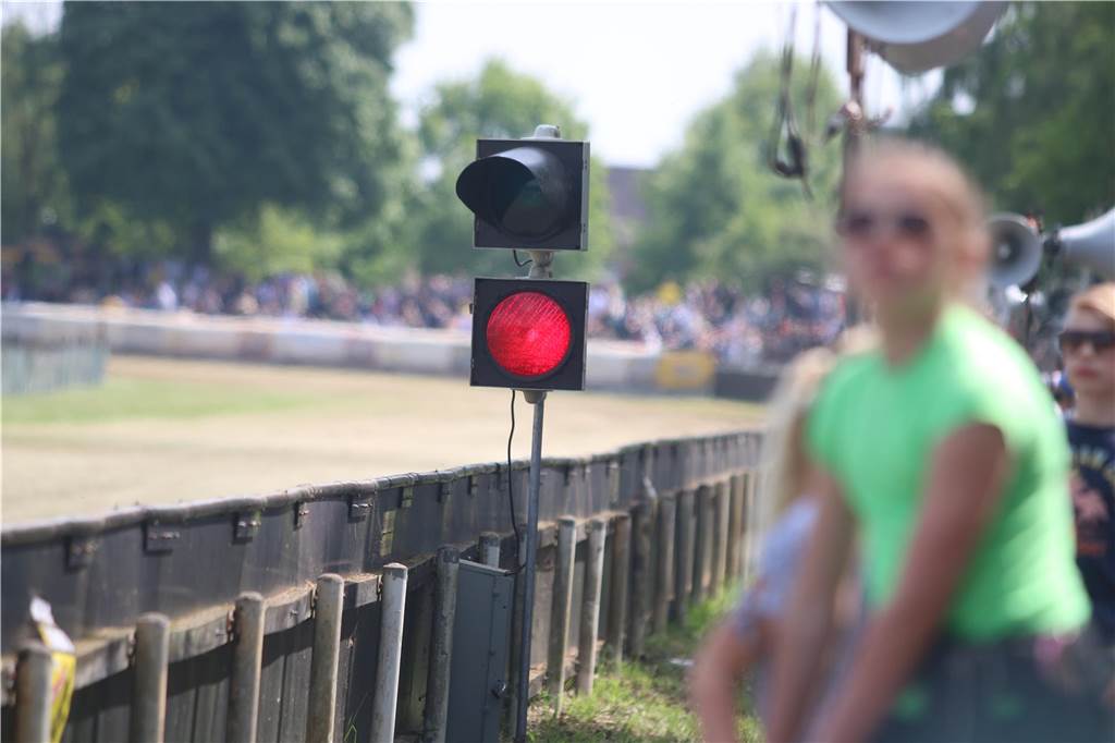Grasbahnrennen in Lüdinghausen zieht wieder Tausende Zuschauer an: Rettungshubschrauber An Christi Himmelfahrt fand in Lüdinghausen wieder das Grasbahnrennen statt.