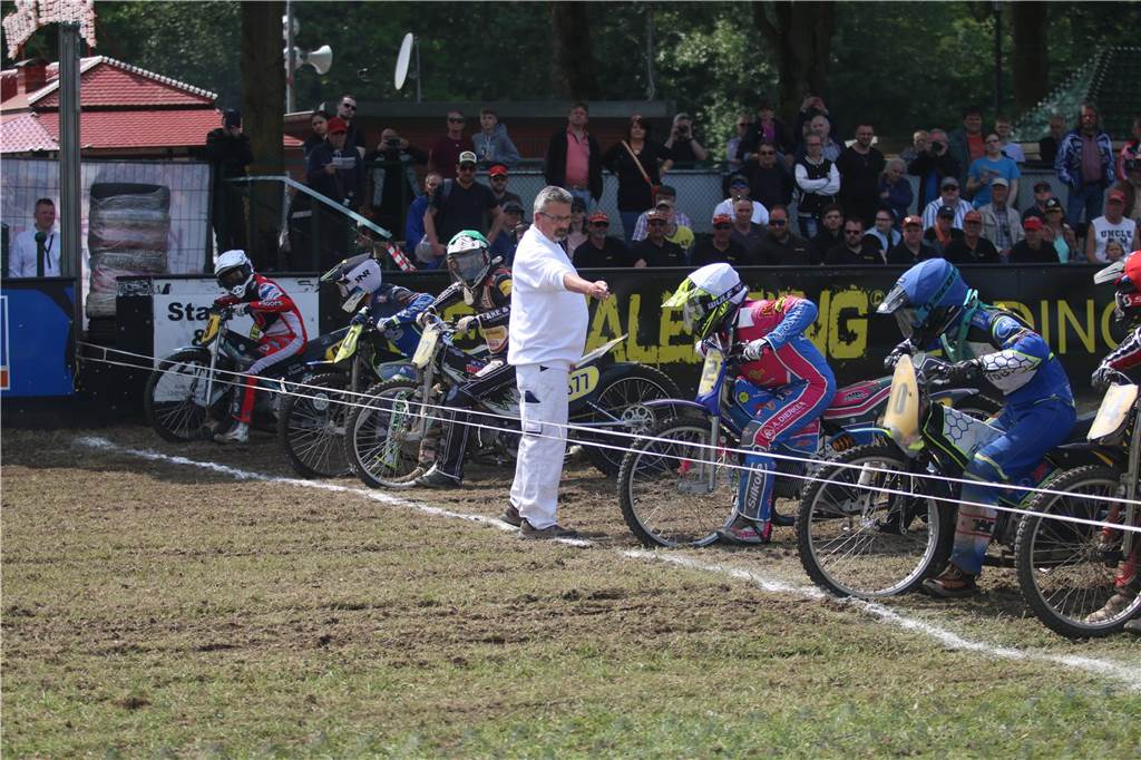 Grasbahnrennen in Lüdinghausen zieht wieder Tausende Zuschauer an: Rettungshubschrauber An Christi Himmelfahrt fand in Lüdinghausen wieder das Grasbahnrennen statt.