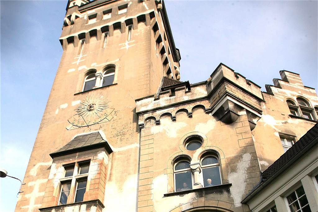 Prunkvolle Adels-Ausstellung in Essen: Zwei Drachen aus Hörde werden berühmt An dem Erker unterhalb der Sonnenuhr (Mitte des Turms) waren die beiden Wasserspeier einmal angebracht. Das Foto stammt aus dem Jahr 2006.