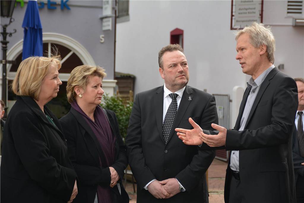 Sylvia Löhrmann zum 24. März 2015: „Eine menschliche Herausforderung“ Hannelore Kraft, Sylvia Löhrmann, Bodo Klimpel und Ulrich Wessel im Gespräch vor der Trauerfeier in der Sixtus-Kirche in Haltern