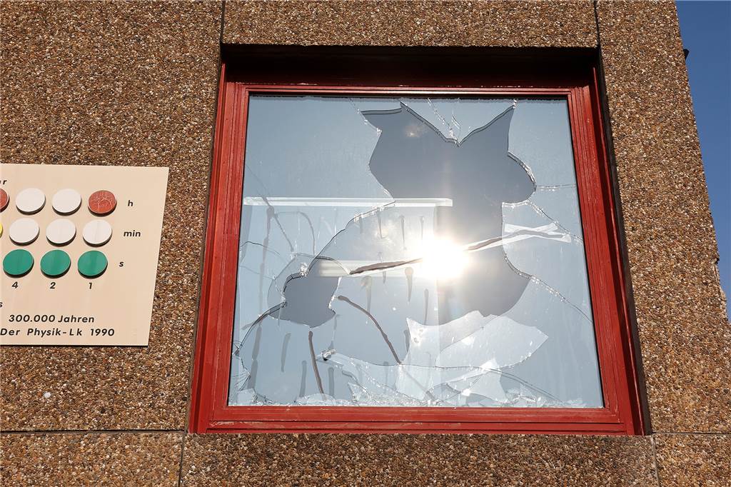 Jugendliche werfen Pflastersteine auf den Ordnungsdienst An dem Fenster neben der Atom-Binär-Uhr sind gleich mehrere Steine eingeschlagen.