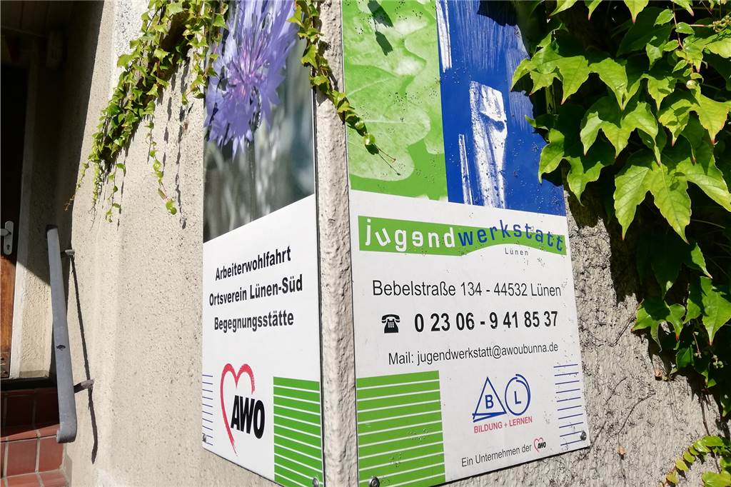AWO will Haus an der Bebelstraße verkaufen: Das passiert nun mit der Jugendwerkstatt An dem Haus findet sich das Schild der Jugendwerkstatt der Bildung und Lernen gGmbH der AWO.