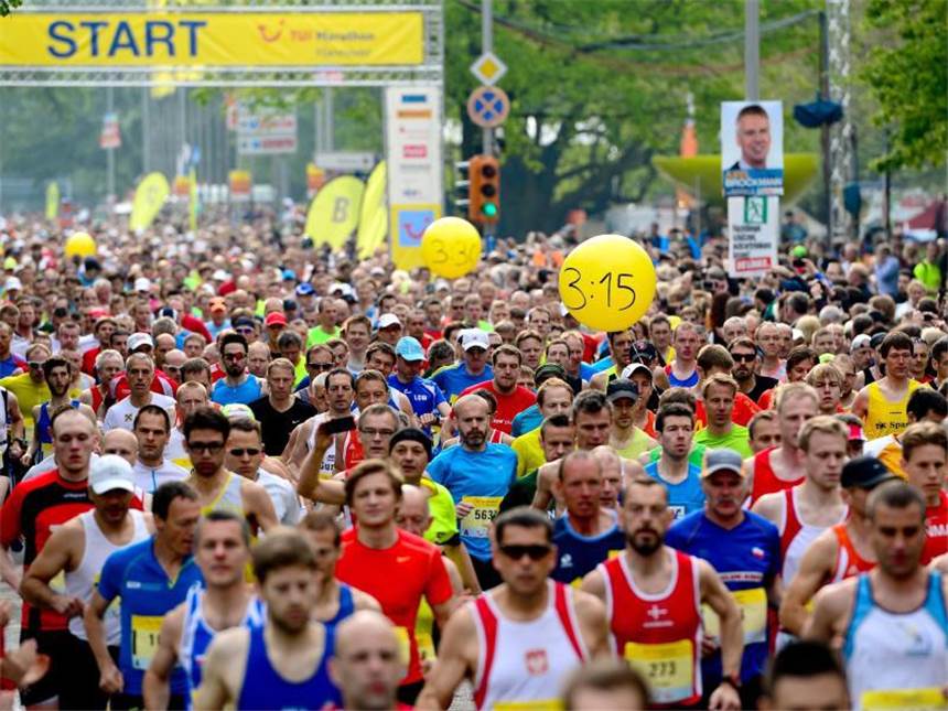 Kenia-Läufer dominieren Hannover-Marathon An dem Laufspektakel in Hannover beteiligten sich mehr als 18 000 Teilnehmer. Foto: Peter Steffen