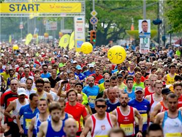 An dem Laufspektakel in Hannover beteiligten sich mehr als 18 000 Teilnehmer. Foto: Peter Steffen