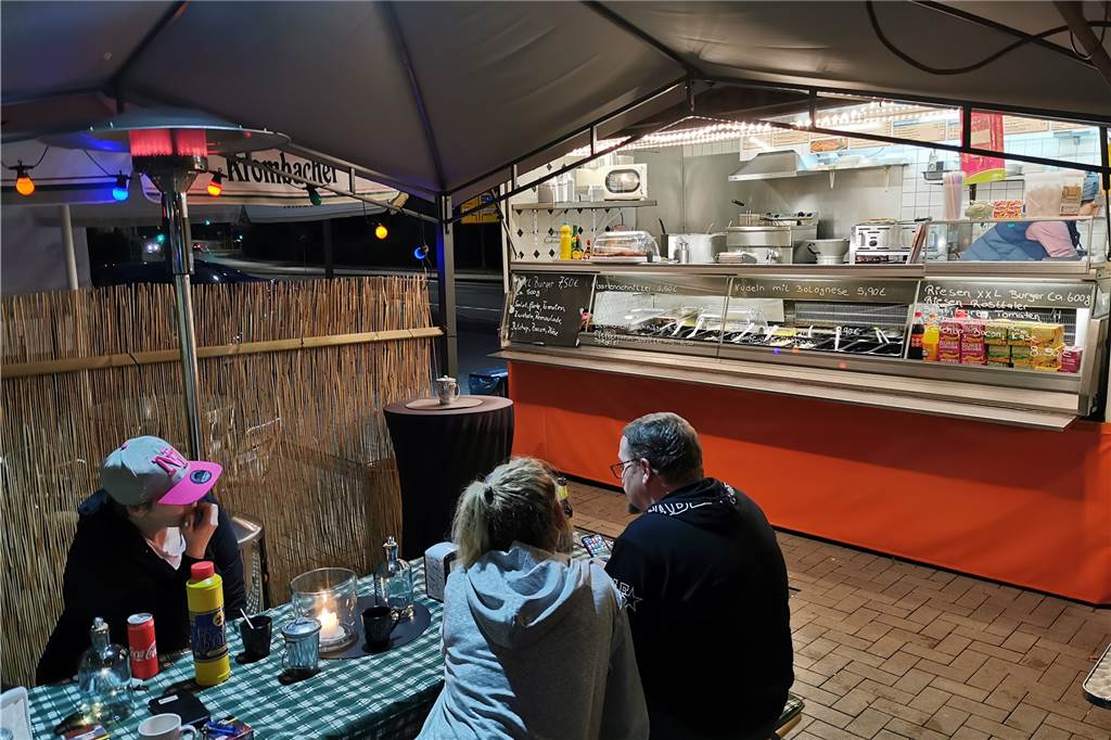 Wegen 15 Zentimetern? Snackbar stand vor dem Aus - Start an neuer Stelle An dem neuen Standort der Snackbar Number 1 soll es auch wieder überdachte Sitzplätze geben.