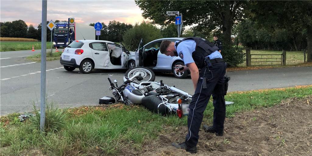 Schwerer Unfall in Heek: 63-jähriger Motorradfahrer stirbt am Unfallort An dem schweren Unfall auf der Legdener Straße in Heek waren am Donnerstagabend ein Motorradfahrer und zwei Pkw-Fahrer beteiligt.