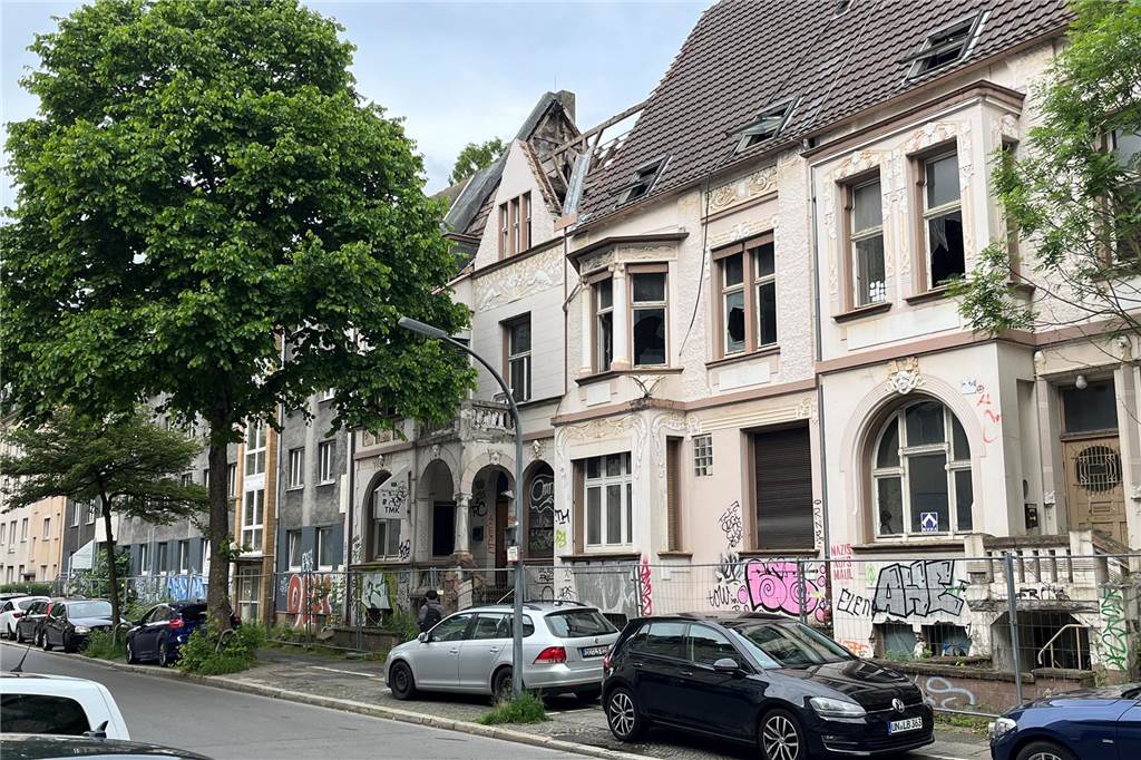 „Wir hatten wirklich Panik“: Fremder Mann stürmte in Wohnung An dem seit Jahren leerstehenden Klinikum-Komplex fallen inzwischen große Löcher des Daches auf.