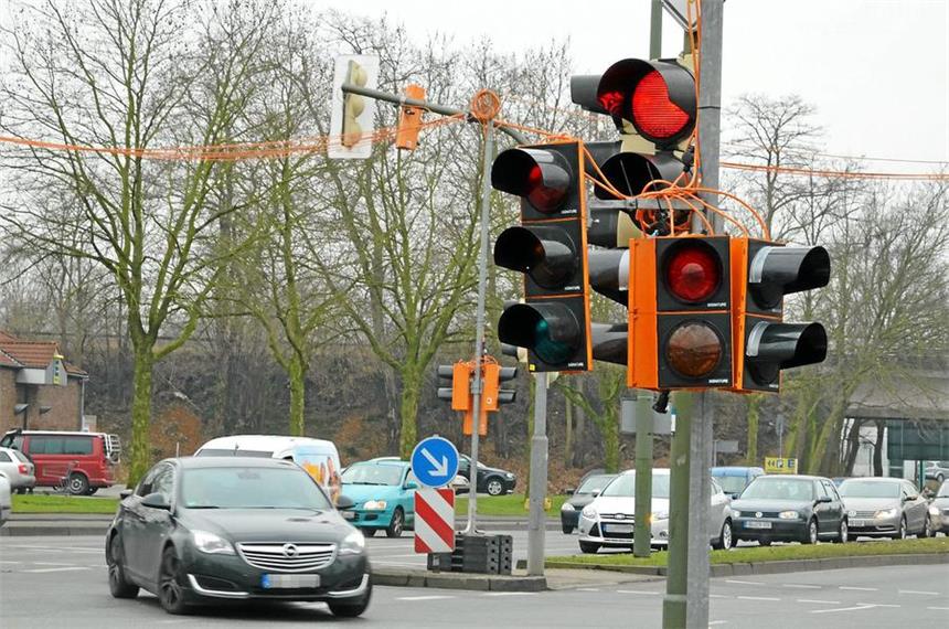 Grüne Welle: Stadt will Ampeln in Lünen optimieren An den Ampelanlagen an der Kreuzung Kurt-Schumacher-Straße / Viktoriastraße / Kamener Straße wurde in der vergangenen Woche gearbeitet. Währenddessen regelten Baustellenampeln den Verkehr. Es geht um die Optimierung des Verkehrsflusses.