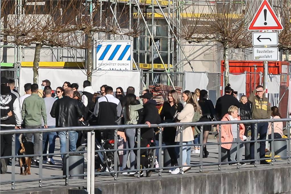 Frühlingswetter in Dortmund: So voll war’s am Phoenix-See An den Cafés und Eisdielen bildeten sich lange Warteschlangen.
