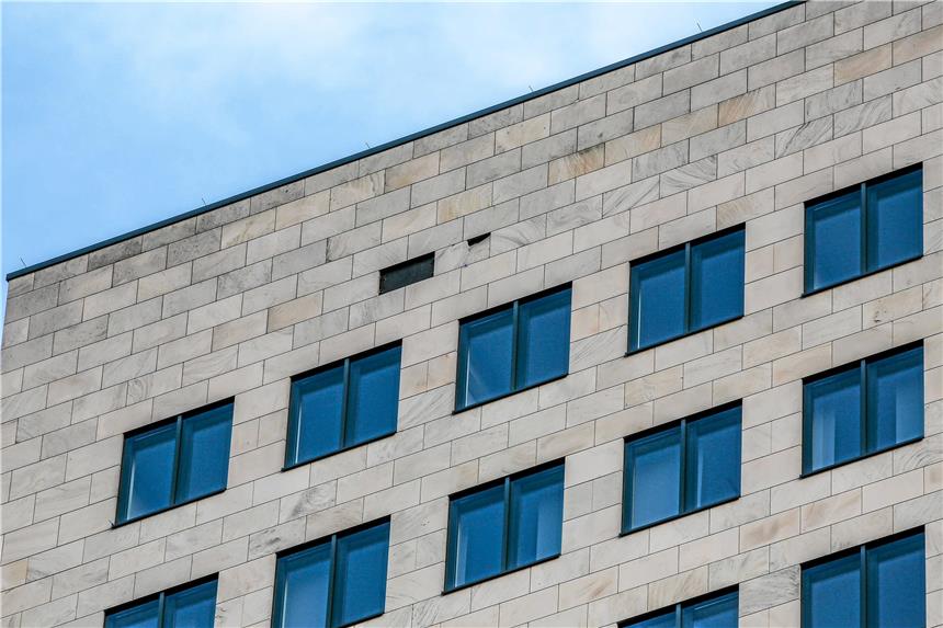 Fassaden-Platten stürzen von Westfalentower in die Tiefe An den dunklen Stellen haben sich Platten oder Teile davon gelöst.