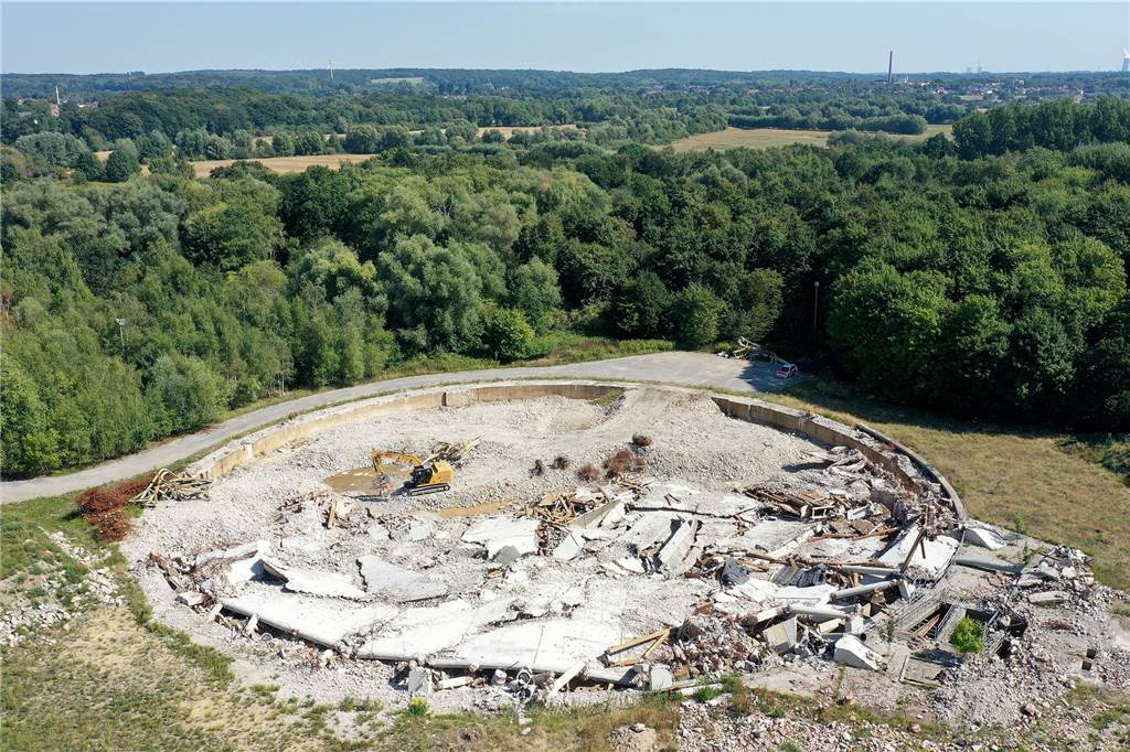 Steag-Gelände in Lünen: Kein Gebäude steht mehr - der Wald aber doch An den ehemaligen Kühlturm des Steag-Kraftwerks Lünen schließt sich die einstige Bischoffs-Deponie an, auf der seit den 1980er-Jahren ein Wald gewachsen ist.