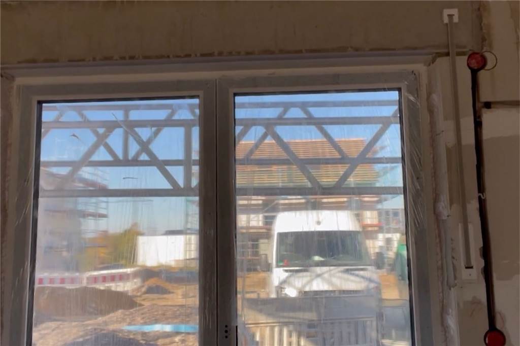 Kuriosum: Zunächst wird eingebaut, was nicht gebraucht wird Hausbau Fenster mit Rolladengurt