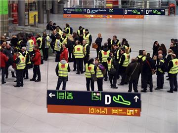 An den Flughäfen in Düsseldorf und Köln/Bonn müssen die Passagiere aufgrund eines erneuten Streiks des Sicherheitspersonals mit langen Wartezeiten rechnen. Foto: Henning Kaiser