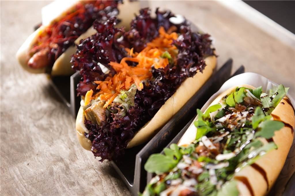 An den Foodtrucks werden verschiedene Speisen angeboten: Hot Dogs stehen auch auf der Karte.