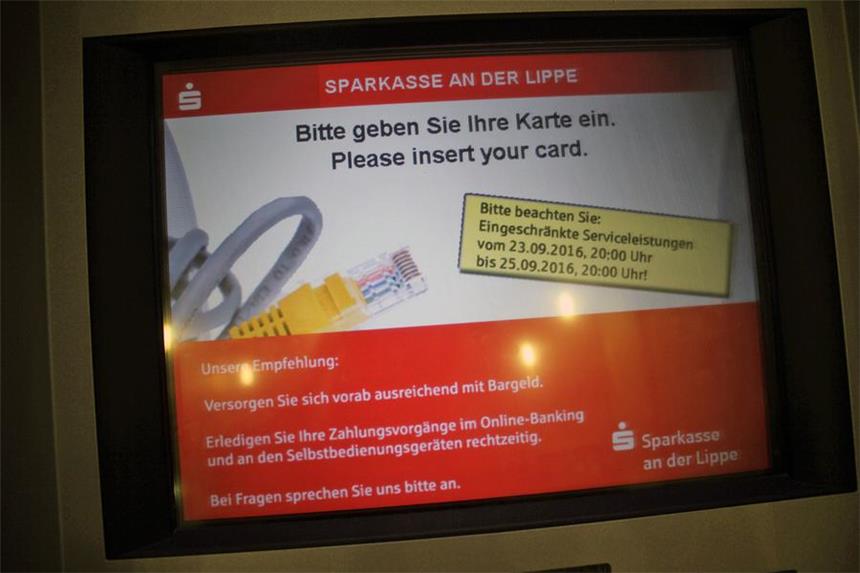 Sparkasse: Geld abheben nicht möglich An den Geldautomaten werden die Kunden auf das Umstellungswochenende hingewiesen.