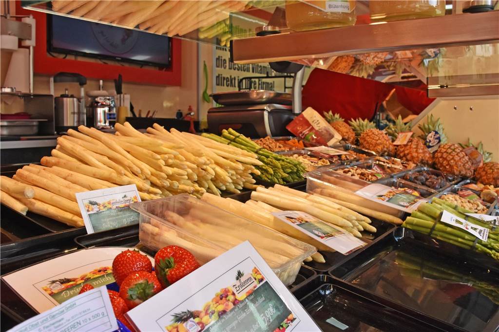Quietschend und schneeweiß: Auf dem Markt startet die Spargelsaison Spargel an einem Marktstand