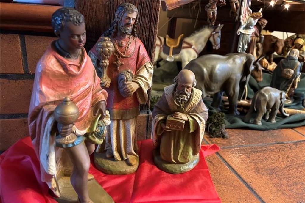 An den Heiligen Drei Königen sieht man, dass die Figuren Albrecht Dürer nachempfunden wurden. Sie sehen genauso aus, wie auf dem Bild „Anbetung der Könige“.