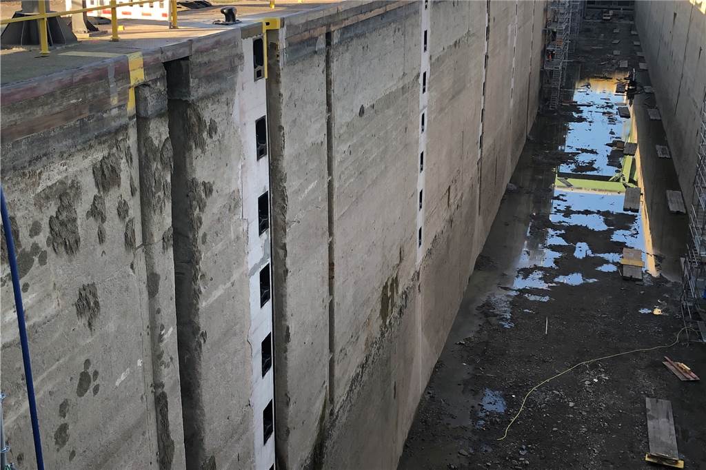 Ina Surma (25) leitet millionenschweren Umbau der Schleuse An den helleren Stellen in der Betonwand erkennt man die Nischenpoller, die erneuert werden mussten. Nur die unterste Reihe, die aufgrund von Bergsenkungen schon lange eigentlich unter Wasser liegen würde, wird nicht ersetzt.