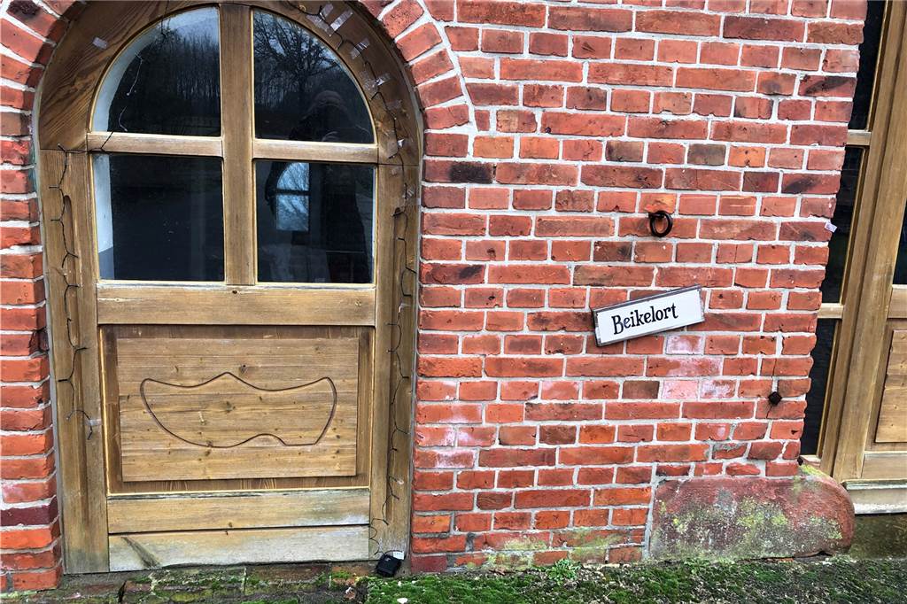 An den Holzelementen von Türen und Fenstern ist schon erkennbar, was hier zu finden ist.