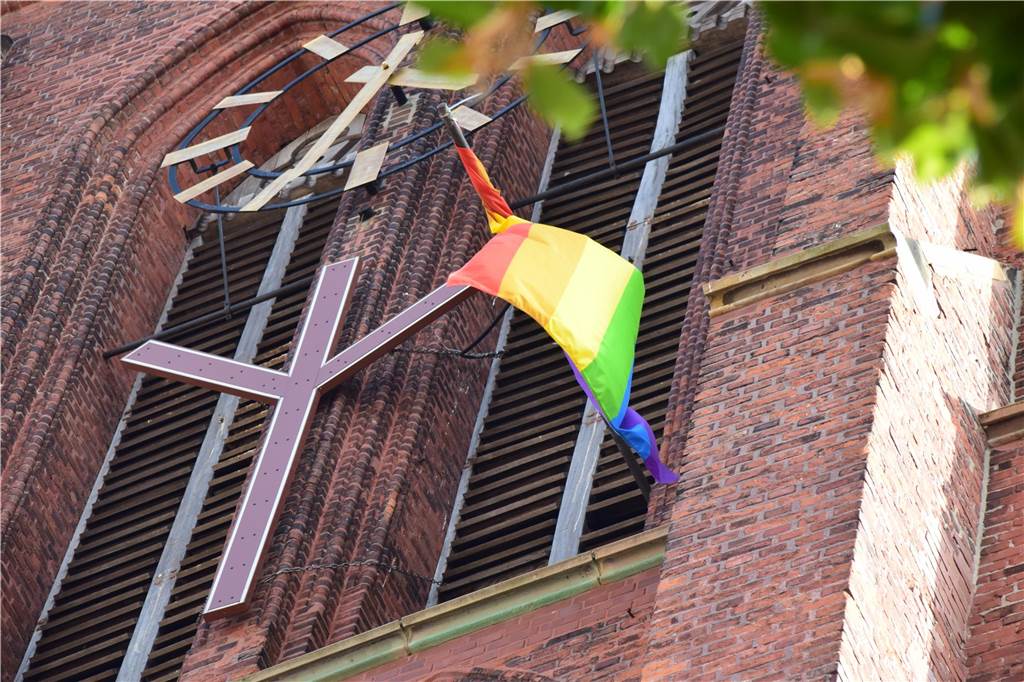 Erster Christopher Street Day auf dem Marktplatz geplant Regenbogenfahne an der Sixtus-Kirche in Haltern