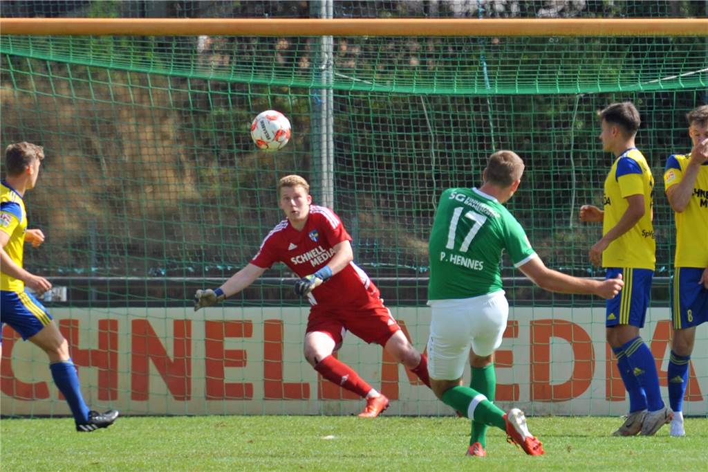 Tom Breuers ist mit 21 Vredens feste Nummer eins An den meisten Gegentoren war Tom Breuers schuldlos. Dieses Treffer nach einem Freistoß der SG Finnentrop/Bamenohl kreidet sich der Keeper jedoch selbst an.