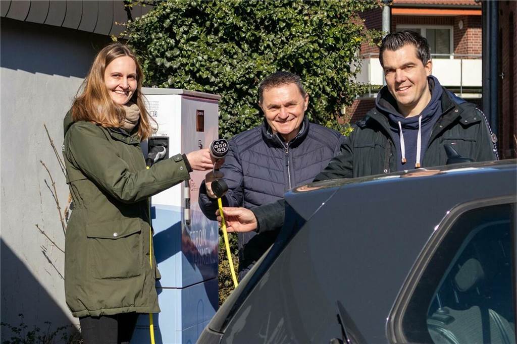 Carsharing-Angebot an fünf Standorten: Pilotprojekt wird gefördert An den Mobilstationen, hier ein Bild zur Einweihung der E-Ladesäule Anfang 2023, wird beim Carsharing jeweils ein Auto stehen.