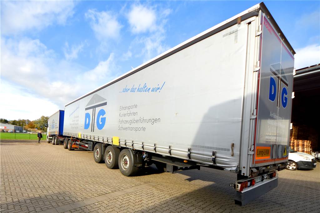 Über 25 Meter und acht Achsen: Warum Franz-Josef Dues auf Gigaliner setzt An den Motorwagen wird kein Anhänger mit Deichsel, sondern ein Dolly mit einem Sattelauflieger angekuppelt. Der Gigaliner oder Lang-LKW kommt so auf stolze 25,25 Meter zugelassener Gesamtlänge. Ein normaler Sattelschlepper ist 16,5 Meter, ein Gliederzug 18,75 Meter lang. Für alle drei LKW-Typen gilt allerdings das Maximalgewicht von 40 Tonnen.