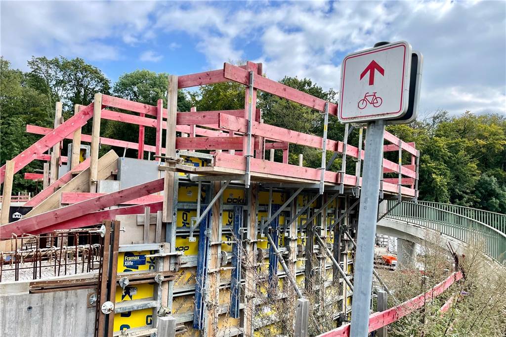 Großbaustelle B236: Termine für Fußgängerbrücke und Hausabriss stehen fest An den neuen Auflagern schön zu sehen: Die neue Brücke wird höher als die alte werden (rechts).