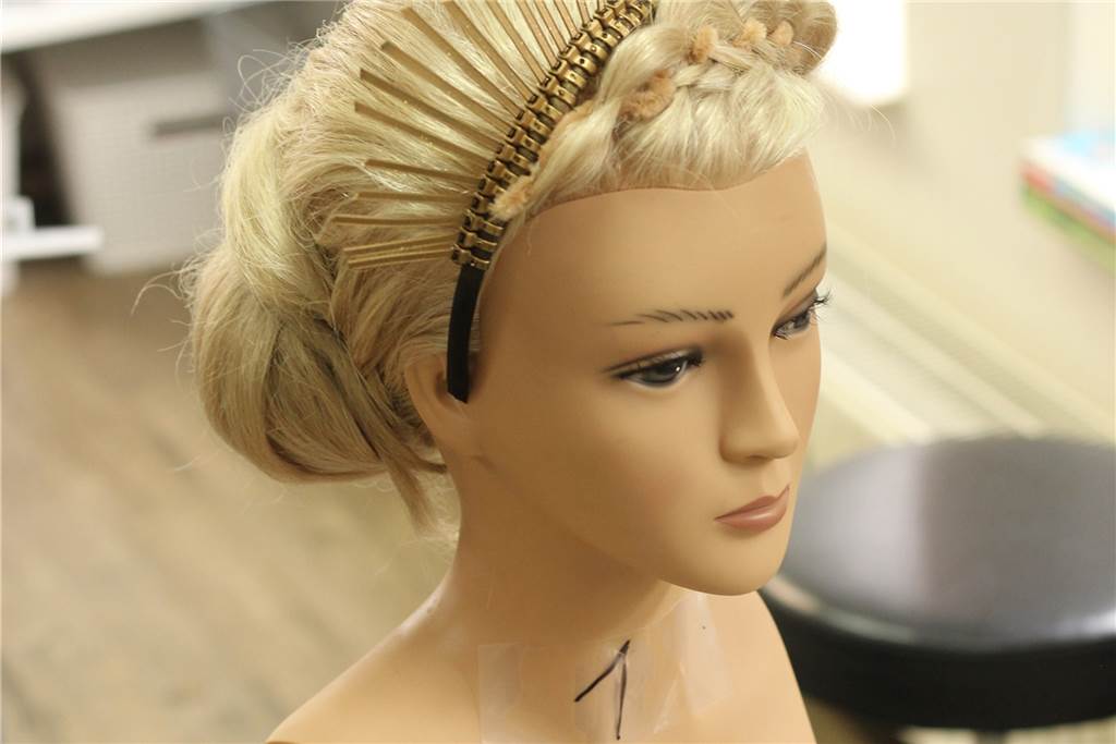 Obwohl ihr viele abgeraten haben: Lisa-Marie Schwering (17) wird Friseurin Eine Puppe mit frisierten Haaren.
