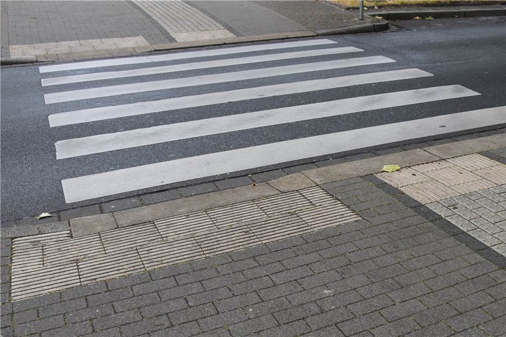 Fehlendes Blindenleitsystem bringt Sehbehinderte an Gleisen in Gefahr An den quergestreiften Bodenplatten können sich Sehbehinderte orientieren. Die Pflaster mit Noppen zeigen Abzweigungen wie Zebrastreifen an.