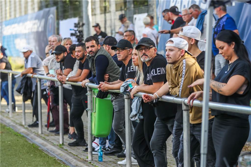 An den Seitenlinie wurde in Bövinghausen nicht immer die Abstandsregelung eingehalten.
