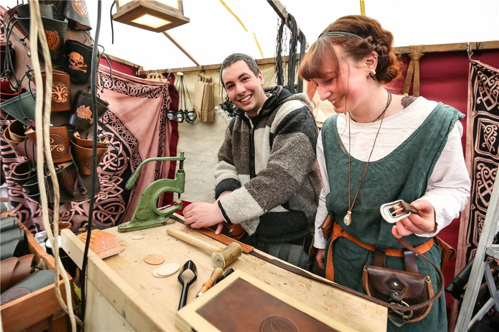 Mittelalter-Spektakel: Fest kommt Ostern mit neuer Show zur Hohensyburg An den Ständen ist mittelalterliches Handwerk zu sehen wie diese Ledermanufaktur.