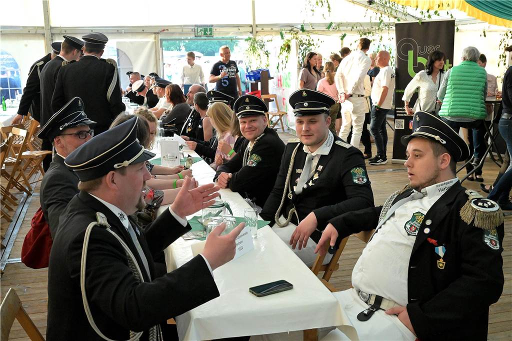 Königsball vom Schützenverein St. Hubertus Horst und Wessel An den Tischen wurde sich unterhalten und gelacht.
