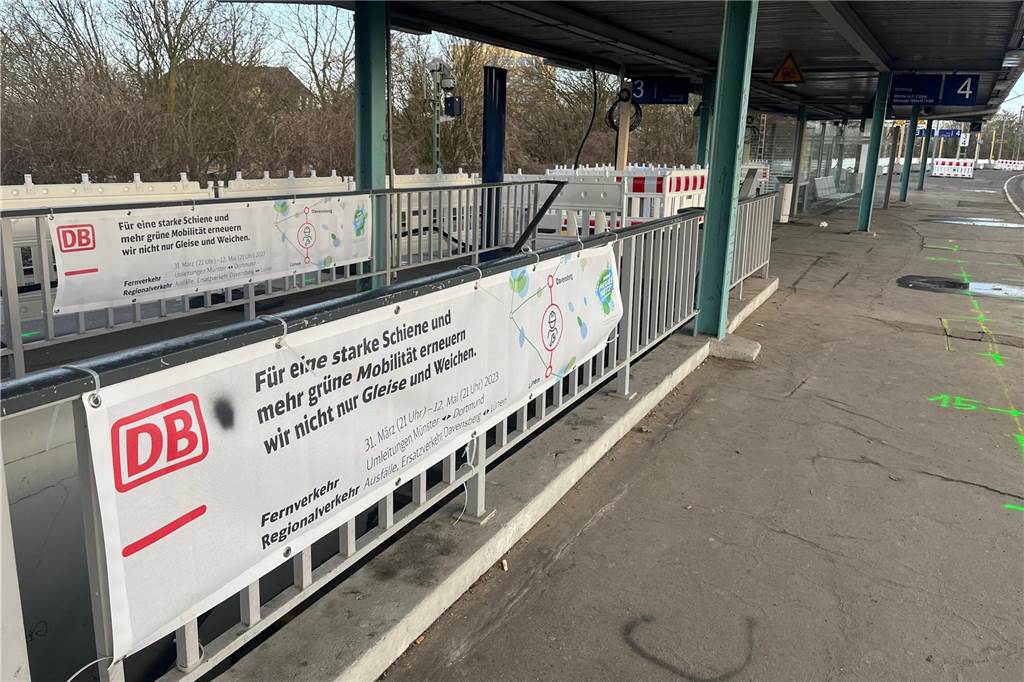 Bauarbeiten am Lüner Bahnhof starten am 1. April: Zweite Gleissperrung für weitere Maßnahmen nötig An den Treppenaufgängen werden Bahnfahrende bereits auf die sechswöchige Sperrung hingewiesen.