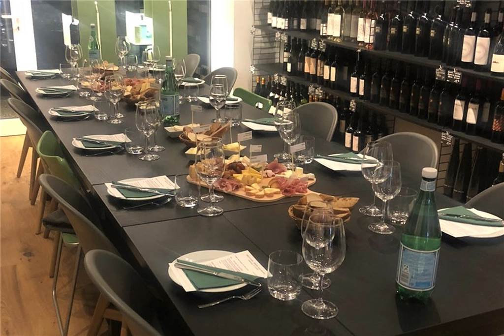 „Der kleine Weinladen“ im Dortmunder Süden: Weinproben sind der Renner An den Veranstaltungsabenden wird der große Tisch im Laden gedeckt.